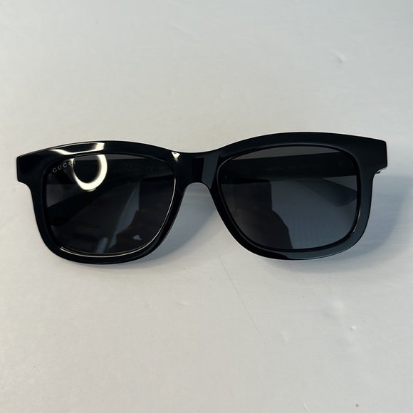 Authentic GUCCI GG0824S 005 square sunglass  black frame with grey lenses - Picture 12 of 13